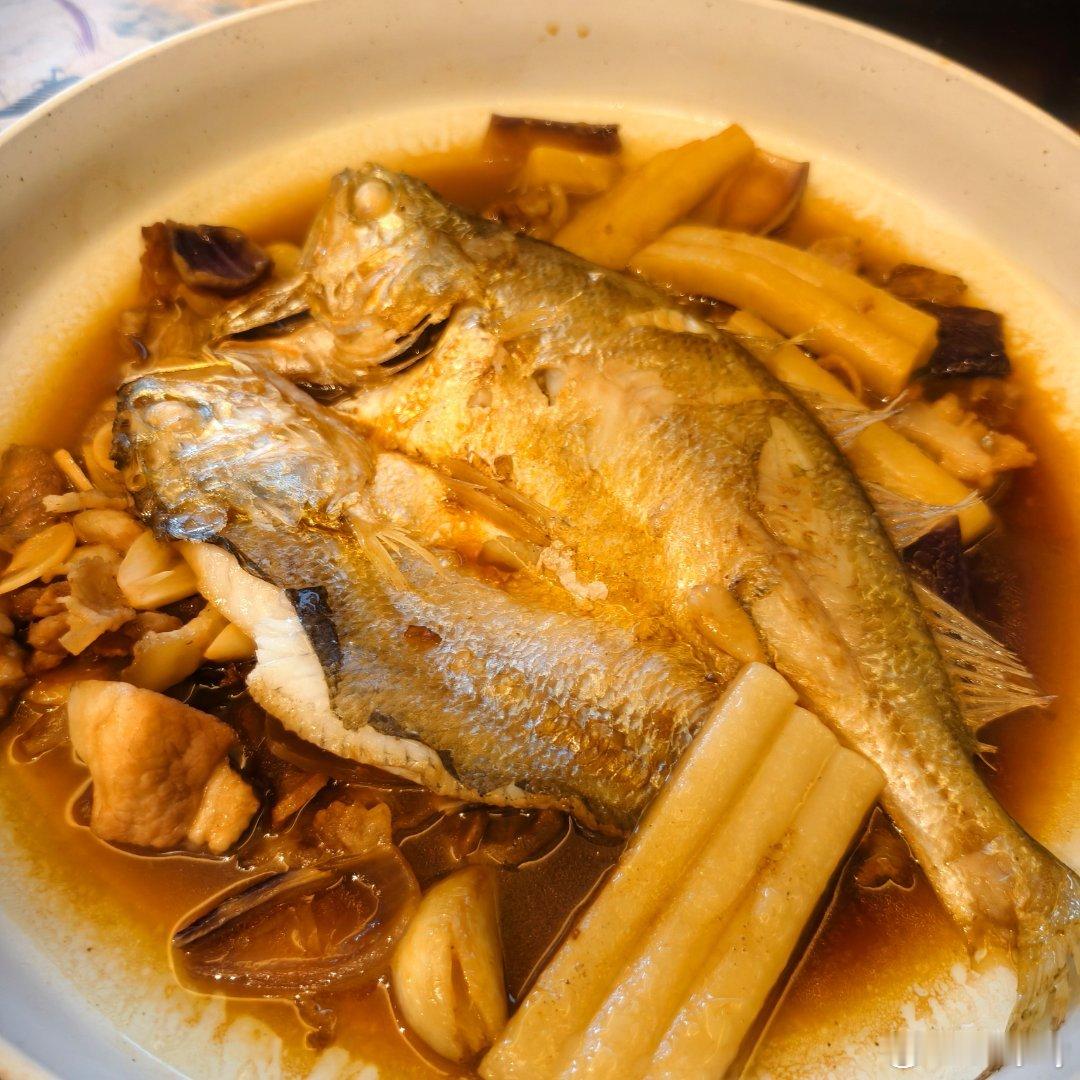 家烧黄鱼＋黄瓜皮小炒肉＋清炒油麦菜​​​