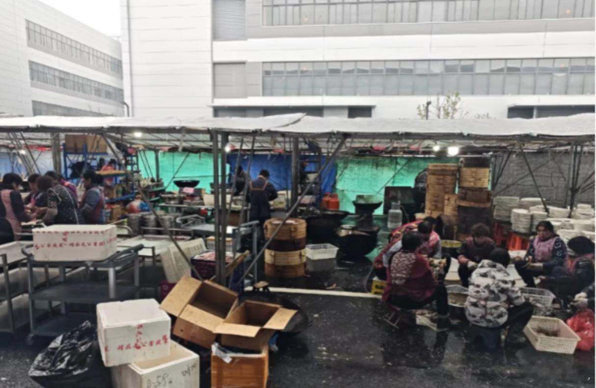 有一说一，年会要是预算不高，不如发个红包得了。厕所不够，热水不足，没有空调，午饭