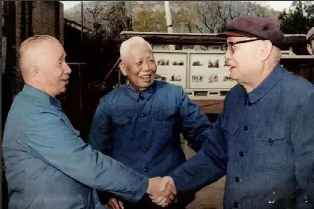 你敢相信么？这三位老人竟然是一位元帅，一位大将，一位上将！看，如果你是第一次