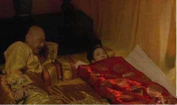 侍寝的妃子抬上龙床后最怕什么？不是皇帝，而是枕边那根油光发亮的棍子明世宗朱厚