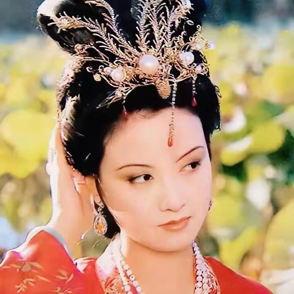 王熙凤不是累死的，是被“好心”的平儿一点点耗干的！荣国府的深夜总裹着股说不