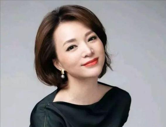 2009年，密春雷坚定地对妻子金晶说：“我今天必须要和你离婚，给董卿一个名分，你