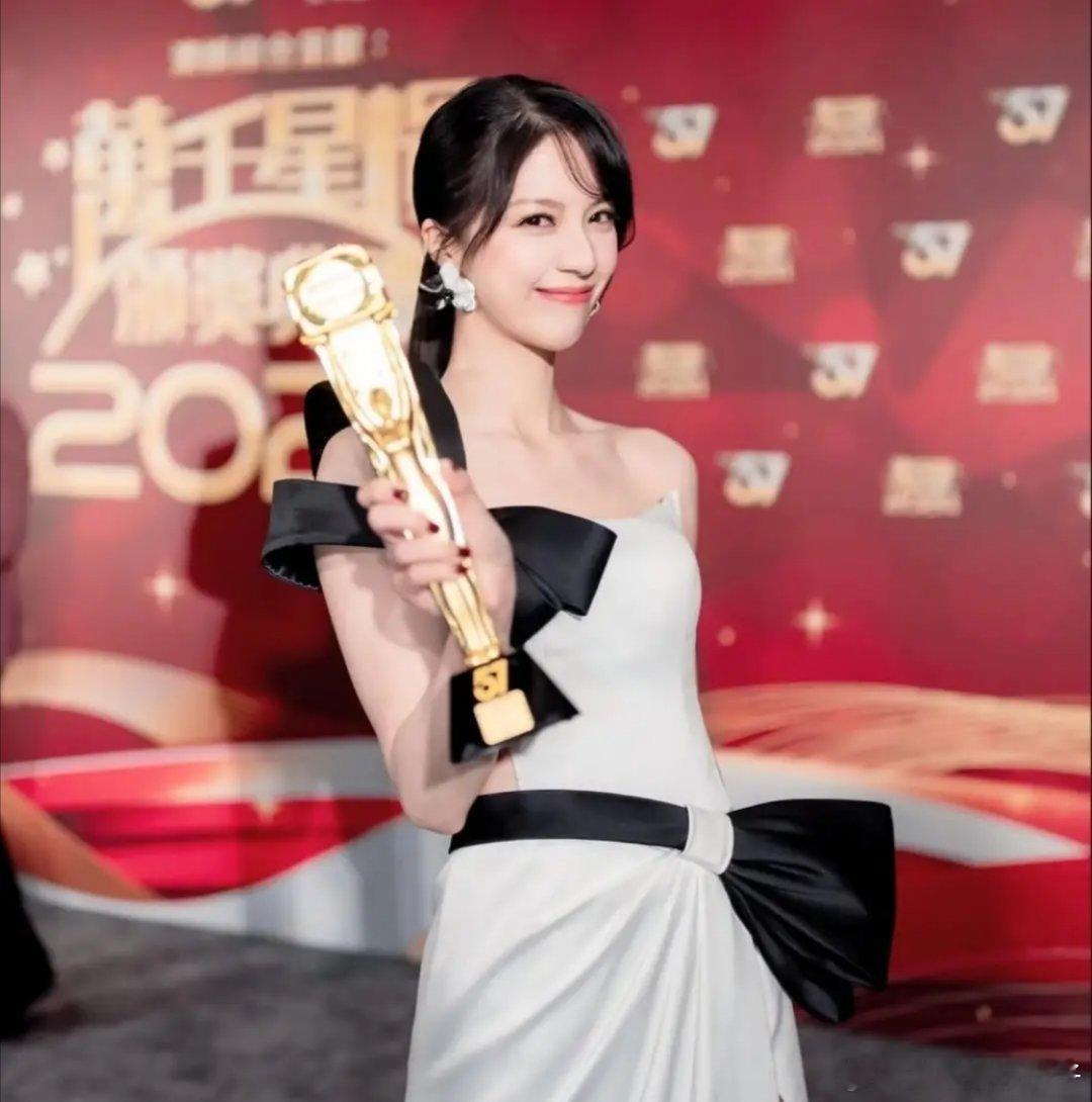 近年来，TVB最力捧的女演员非陈晓华莫属，这位2018年港姐冠军自2023年起主