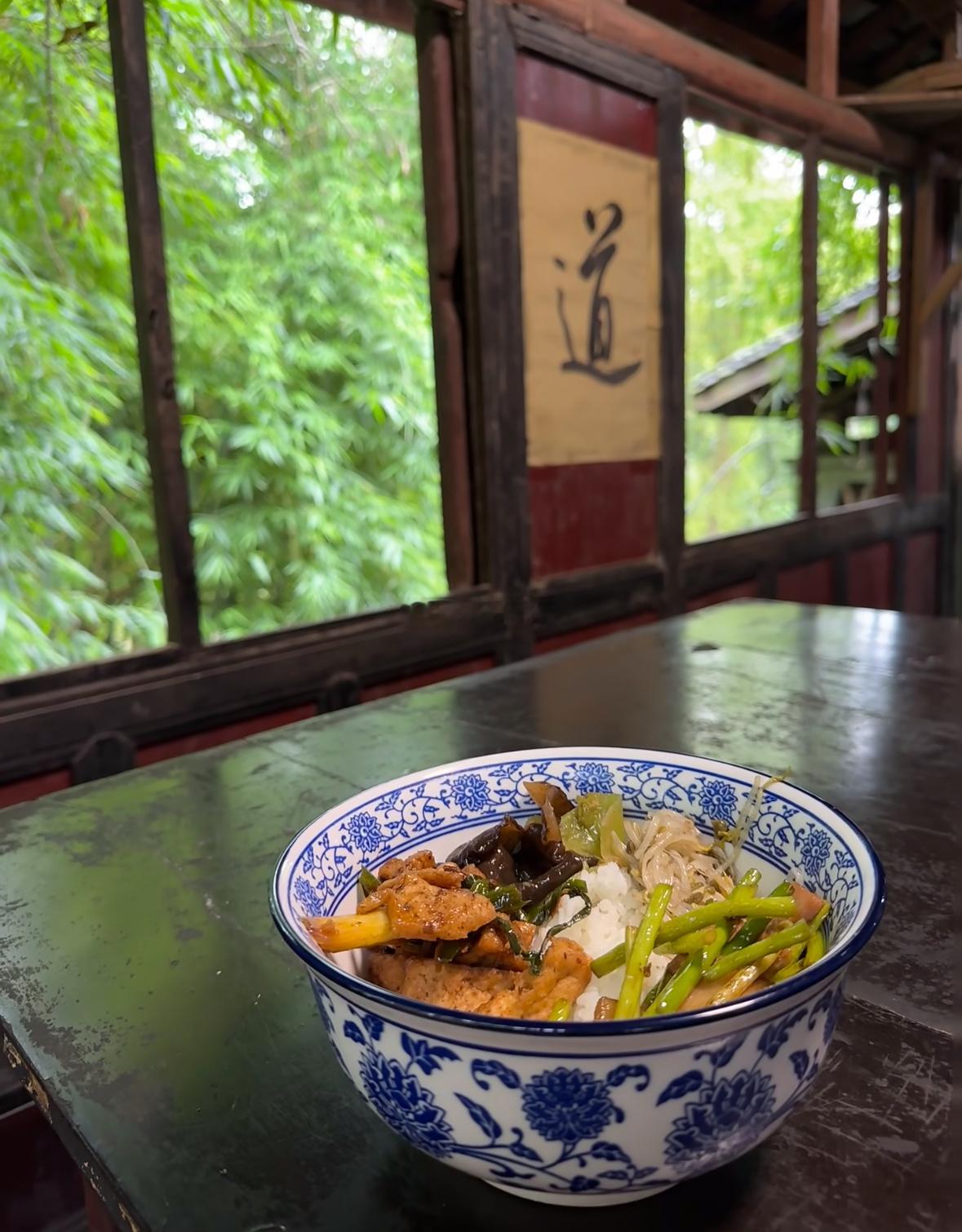 【观微知命·午前提醒】甲寅日，木旺克土。脾胃属土，今日午饭宜温不宜冷，宜软不宜硬