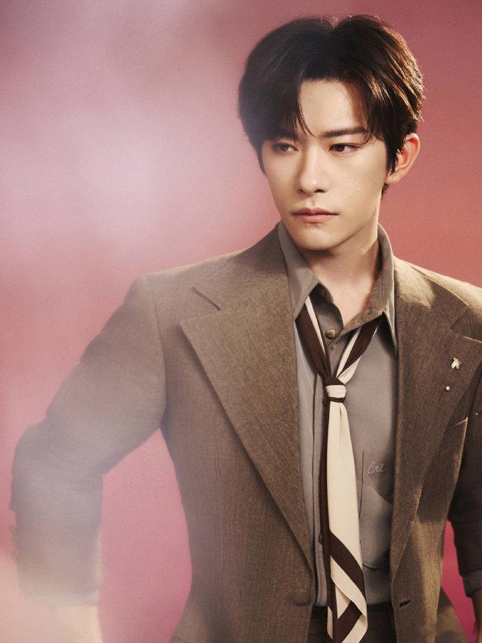 易烊千玺棕色复古西装易烊千玺西装苏感谁能拒绝穿西装的易烊千玺啊，发布会现场的