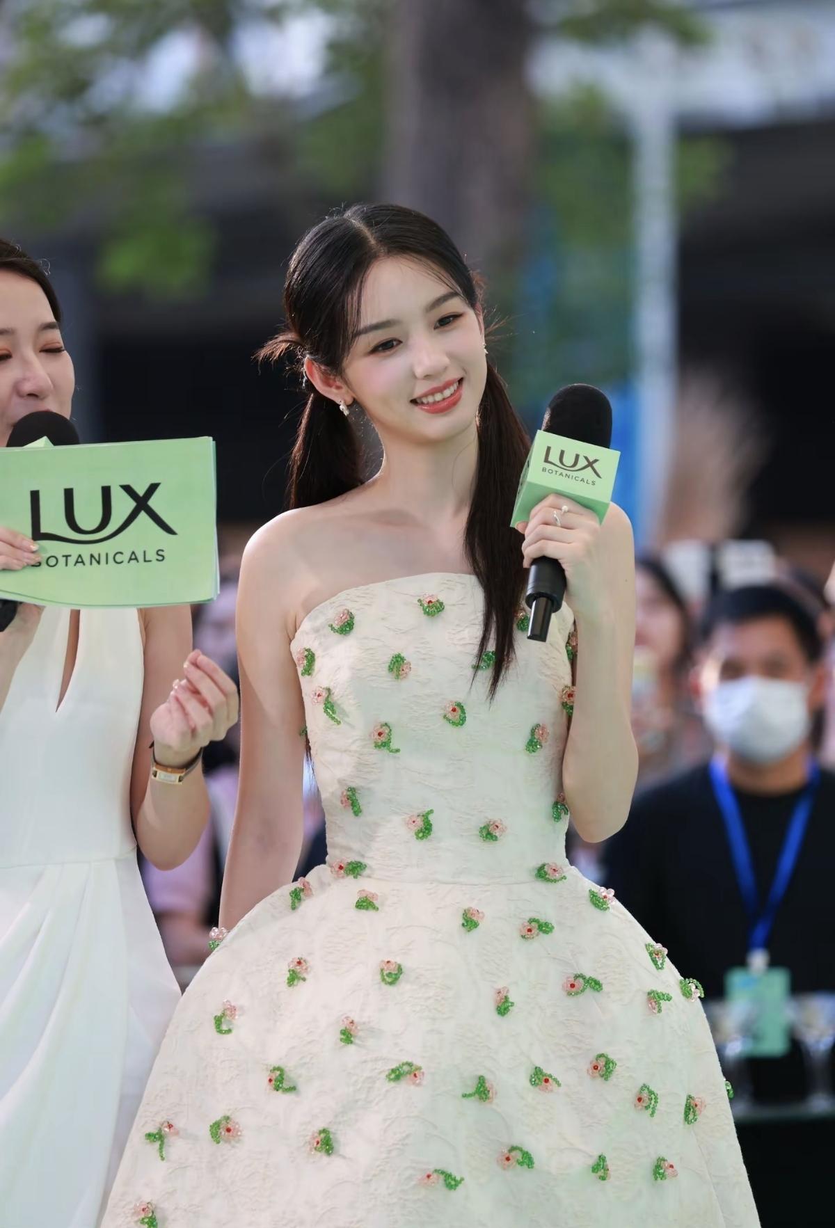 周也的每一次亮相，都在刷新心动值[比心]周也的甜，是不加糖也会心动的那种[赞]娱