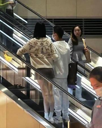 36岁的﻿奚﻿‎‎梦瑶和老公何猷君在香港逛‏‏‏商场，‎两人手挽着手走...