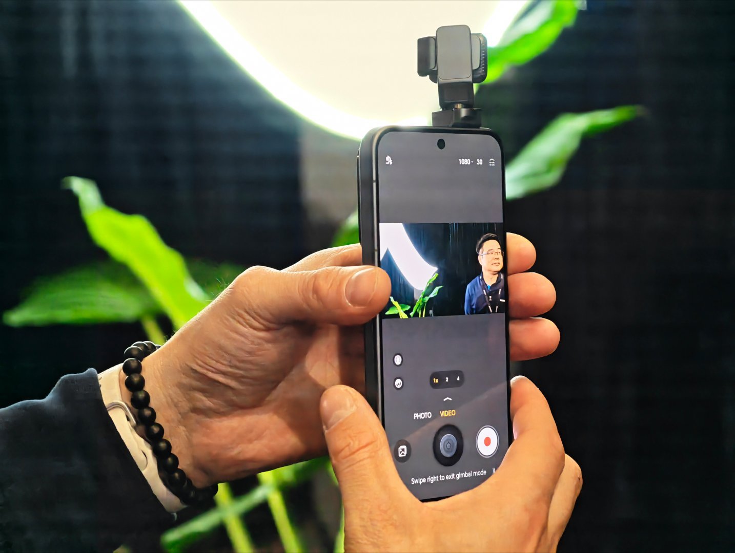 荣耀RobotPhone真机首次亮相，发布会上还是没有公布价格以及上市日期，目