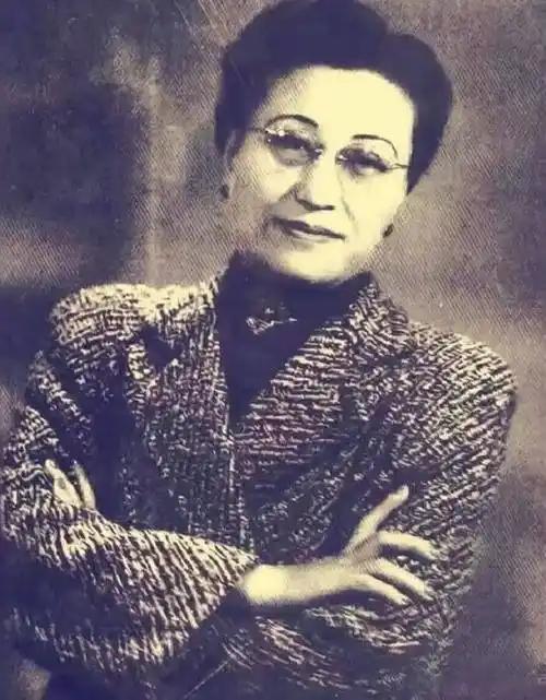 1927年，蒋介石对陈洁如说：你出国避开五年，等我办完大事，一定接你回来。陈洁如