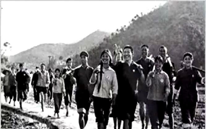 1978年，上海一男知青为了回到城里，将自己的农村妻子扔下，分别时，农村妻子恳求