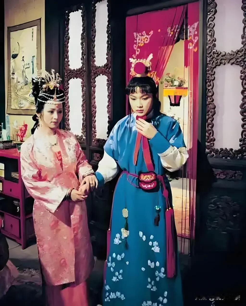 红楼梦的写作手法绝对是独一无二的。虽然在任何时候都不能否认它是一部小说，但是由