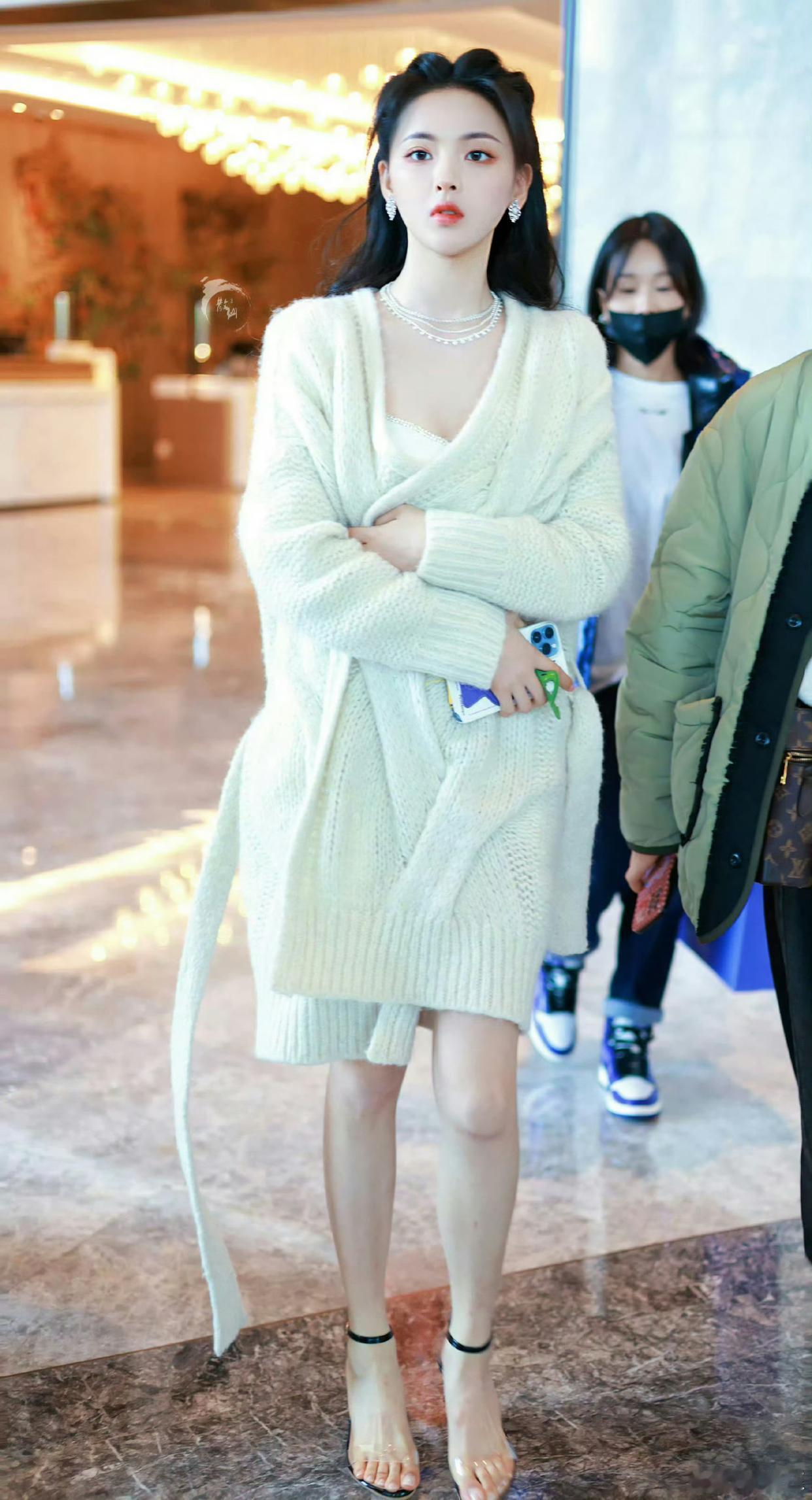 杨超越这鞋子穿了跟没穿有什么区别