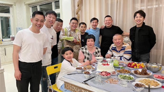 郭德纲直播回应第五个德云社未解之谜，在家吃饭，郭麒麟站着，郭汾阳坐着的合影照，郭