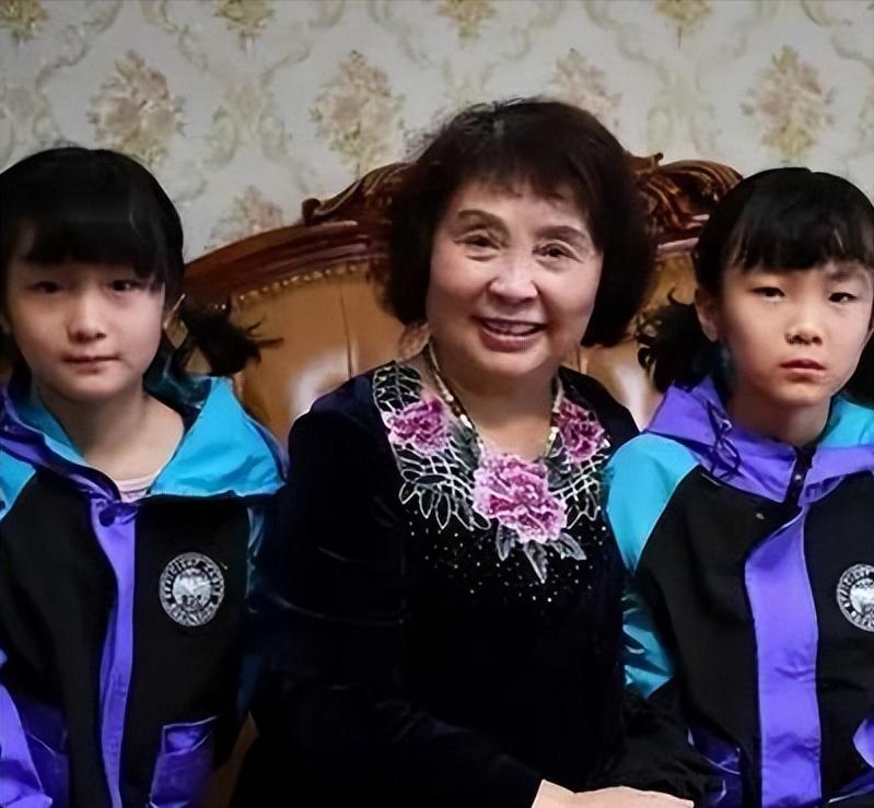 她是中国最高龄产妇，57岁痛失独女，60岁冒死做试管生下双胞胎，本以为苦尽甘来，
