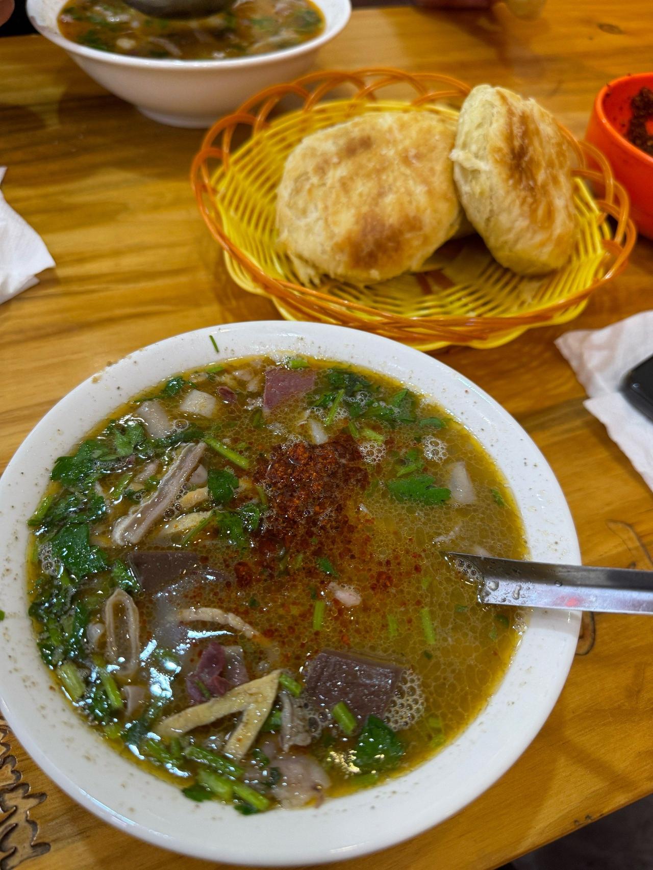 “山东人真是好样的！”山东济南，一男子开羊杂汤馆，这天，店里来了5个小伙，却只点