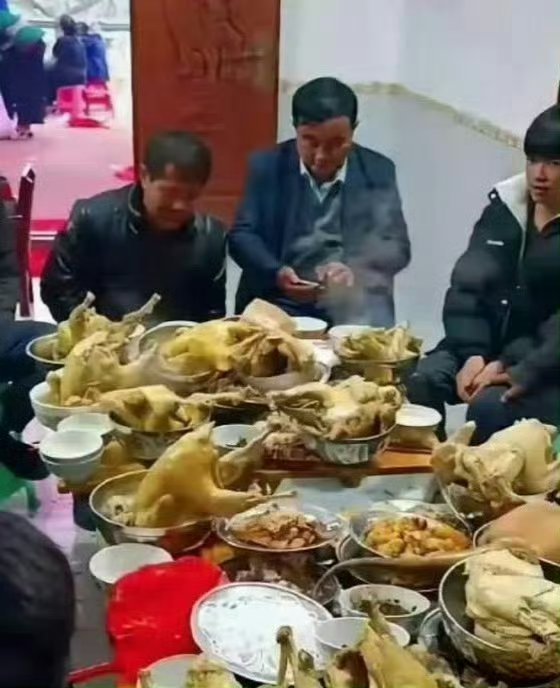 这是我见过最离谱的席但凡多上几个菜大家就不用这样无奈的坐着了