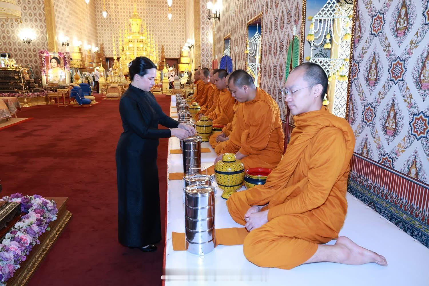 王室王室泰国王室普罗百灵2025年12月21日，百灵一家为红唇姐守灵。和她同场