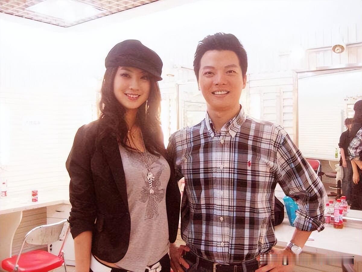 这是早些年央视主持人任鲁豫和美女的一张合影，这位美女好漂亮，大波浪卷的发型，飒爽