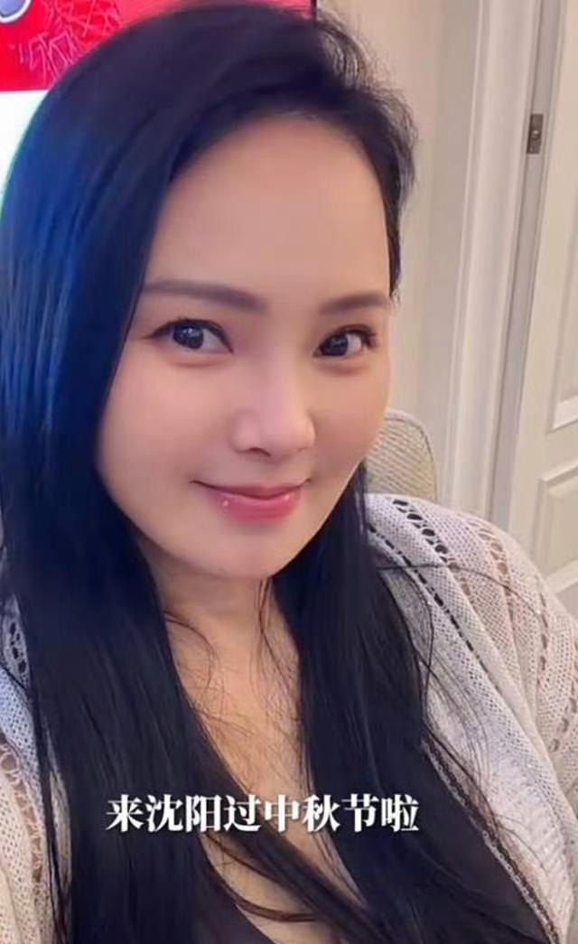 伊能静去沈阳婆家过中秋。秦昊家别墅不小，可饭桌上就四个人，菜也不花哨，就是一