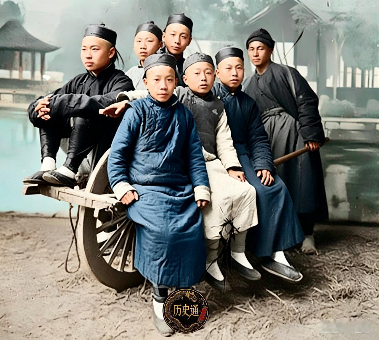 百年前，一辆粗笨的木轮二把手停在黄泥地上，独轮压着土，半陷半稳。车辕上坐了六位青