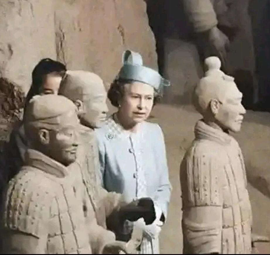 克林顿夫妇等人分别参观兵马俑的情形。英女王帽子的造型挺别致，恍惚间有种穿越的感