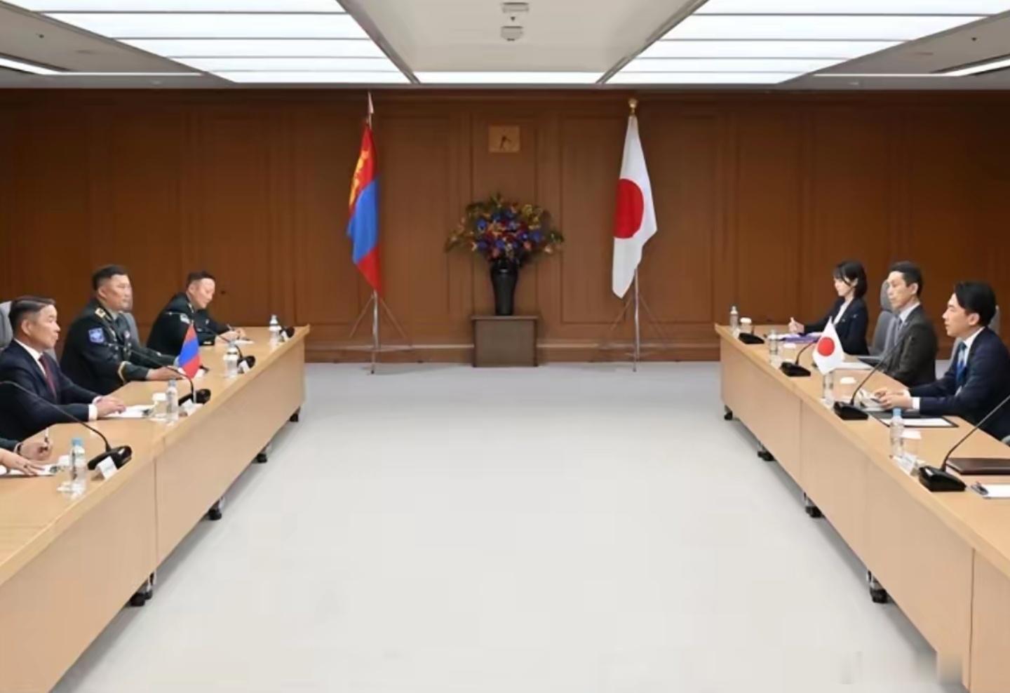 日蒙防长会晤后，小泉阴阳怪气地发帖称他“听取了夹在中国与俄罗斯之间的蒙古的安全形