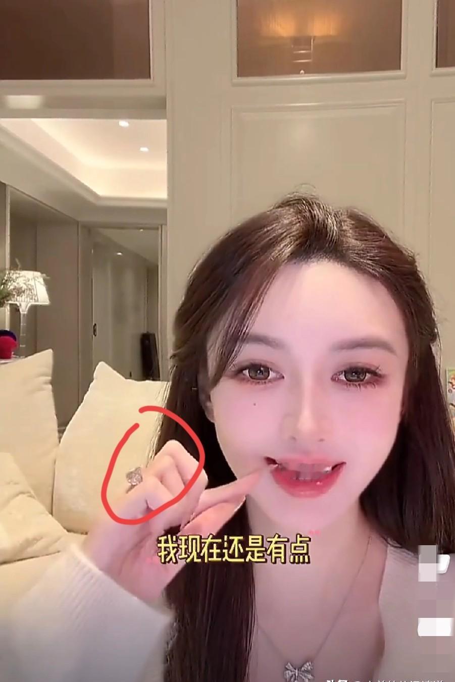 叶珂戴的那枚钻戒，不是黄晓明送的。10月15日刚提的货，戒圈里刻着“YK”，不