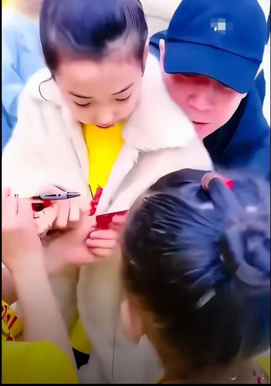 董璇两口子陪娃上舞蹈课，咱们到底在感动啥？刚刷到张维伊扶着小酒窝签名的视频，