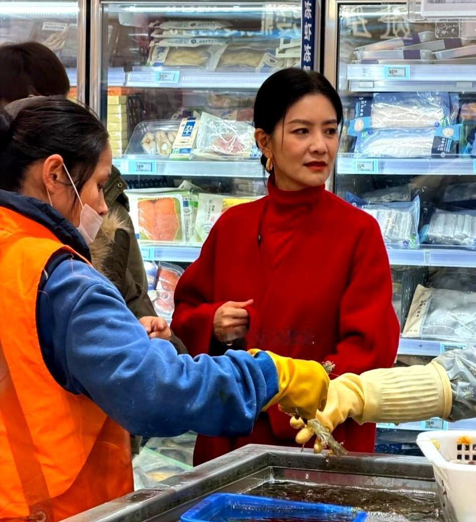 超市！胡可素颜，大红袄子，推车年货堆成山。不是摆拍！不是通稿！是活生生、