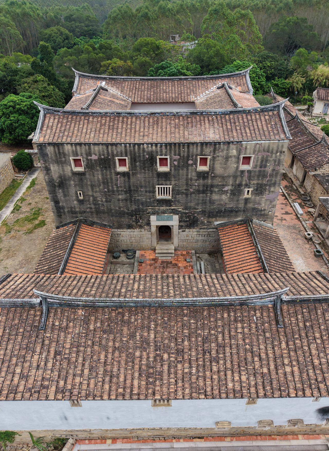 1279年，南宋皇帝赵昺、杨太后、陆秀夫与十万军民跳海自尽，但还有幸存者，包括赵