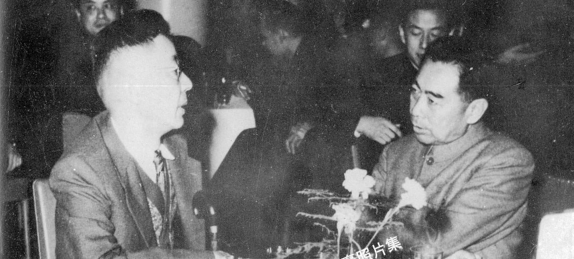1950年7月14日，周恩来总理宴请老舍的照片。当时，老舍刚从美国归来的老舍，是