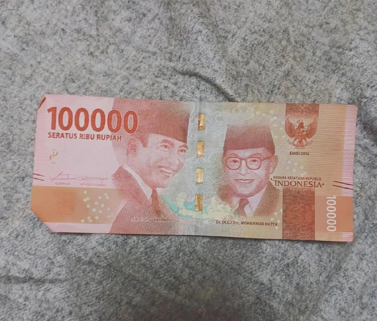 太幸运！搬家干活收480工钱，收拾柜子捡到一张10万大额外币，房主直接送我了
