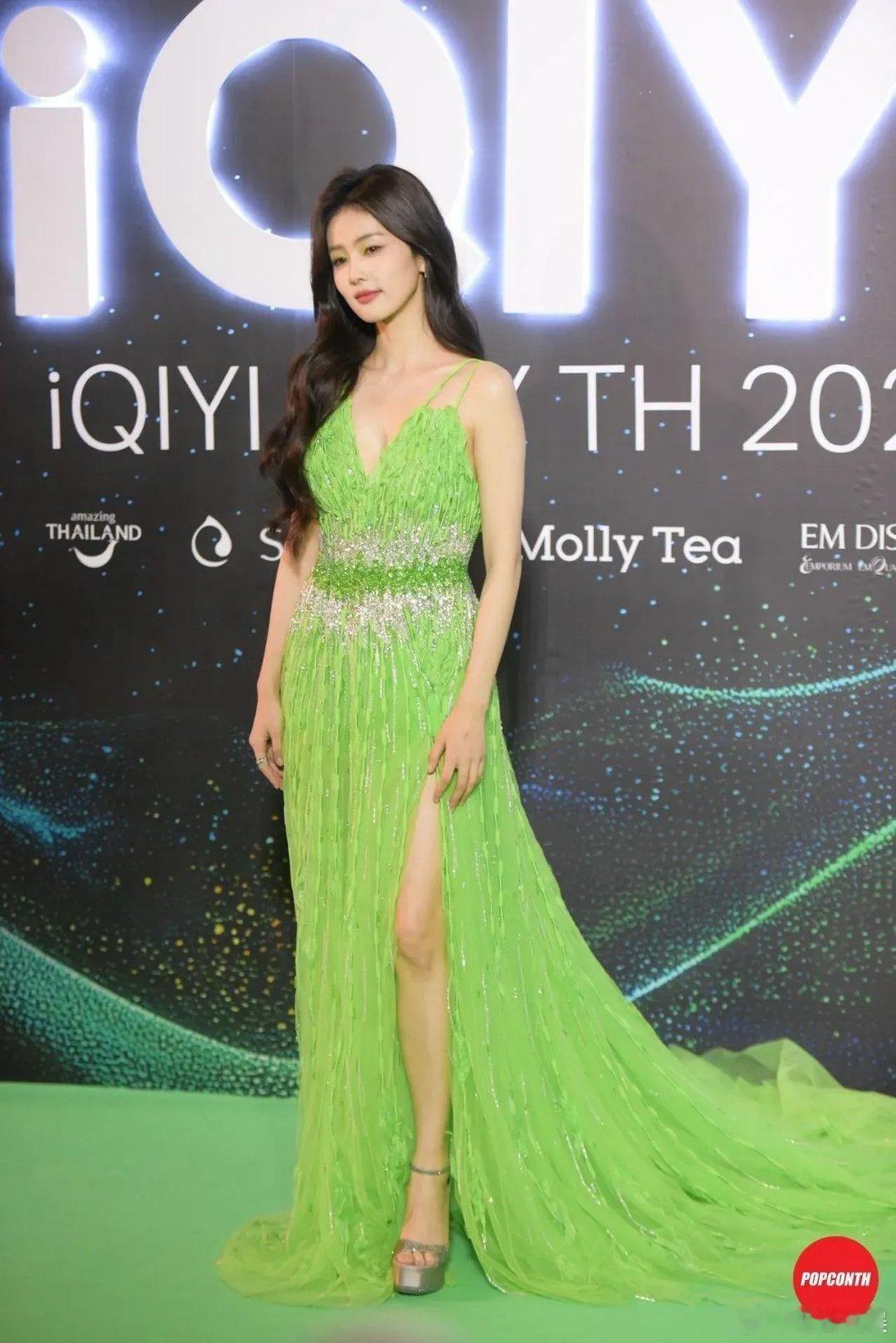 白鹿穿这个感觉显老10岁，这个绿色的礼服很仙、很清新，看起来也很高级，不过就是不