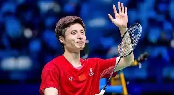15比21开局，国羽内战差点翻车！第二局他连追6分，现场尖叫炸锅。石宇奇先被