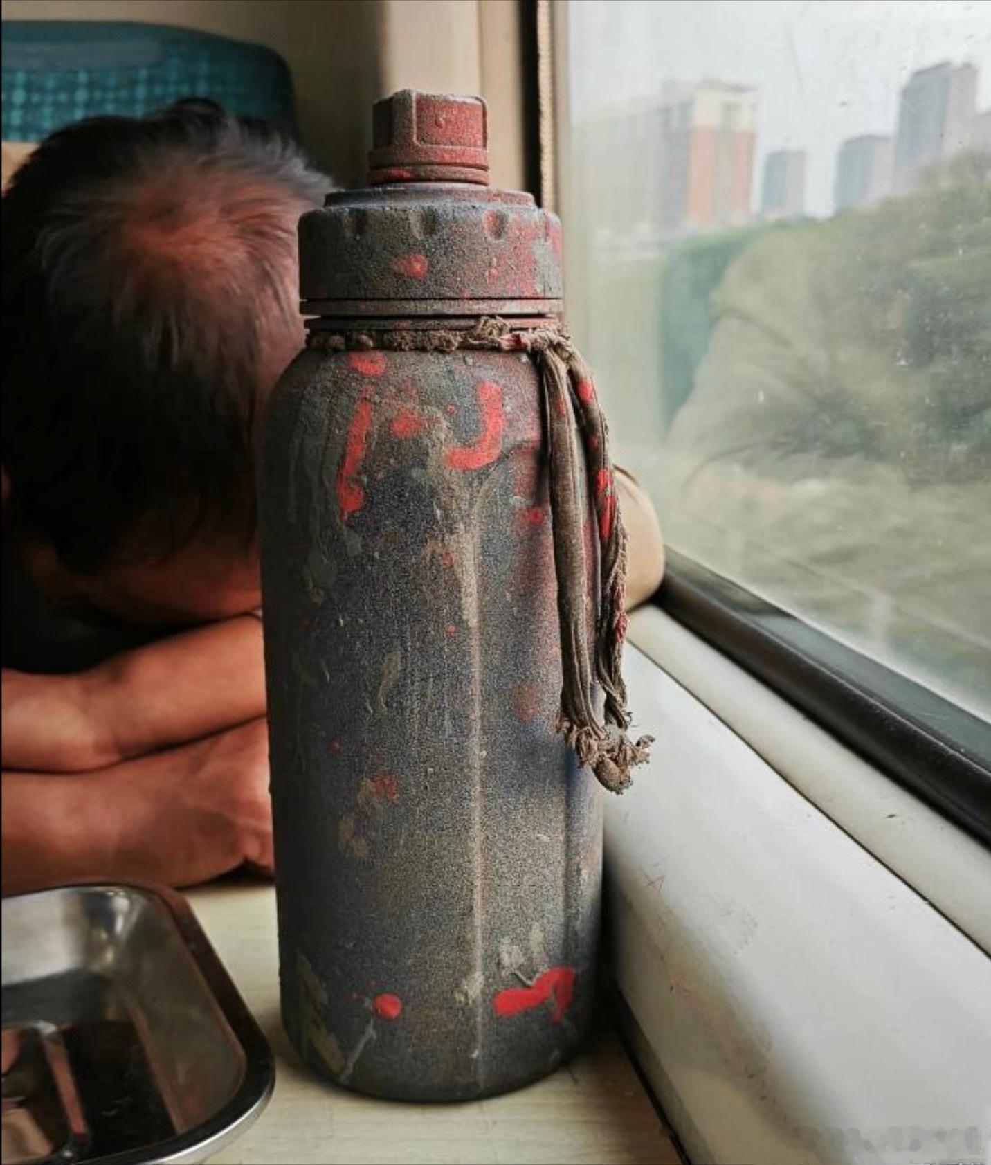 这大叔的水杯可别叫巴黎世家看见……​​​