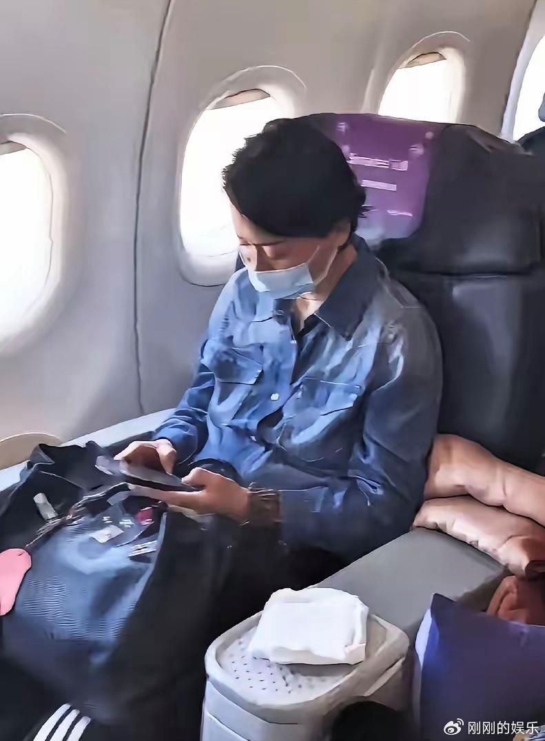 歌坛老将毛阿敏飞机上被旅客偶遇！录完《歌手》从长沙飞回上海，并没有选择商务舱。标