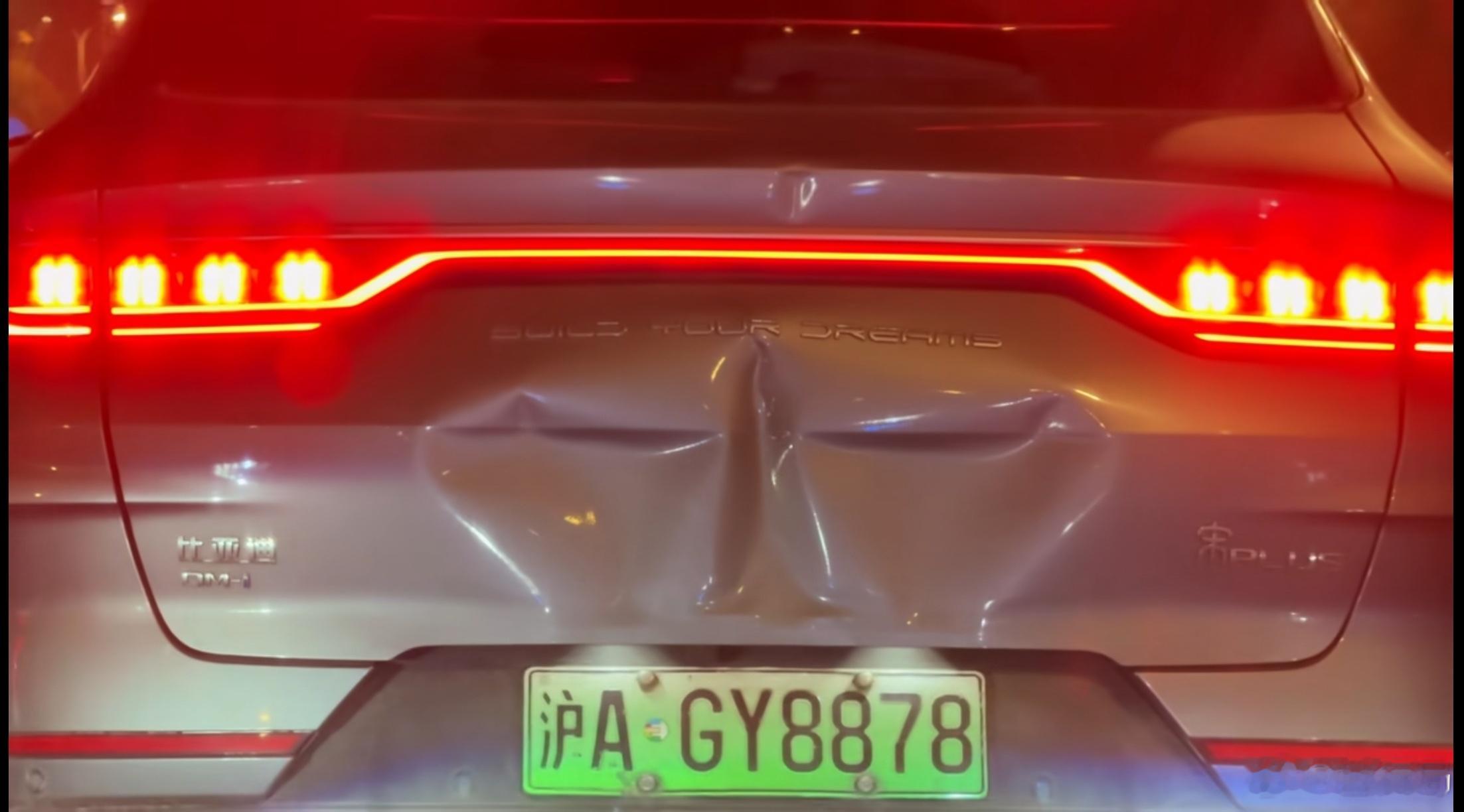 一看就知道被什么车给撞得