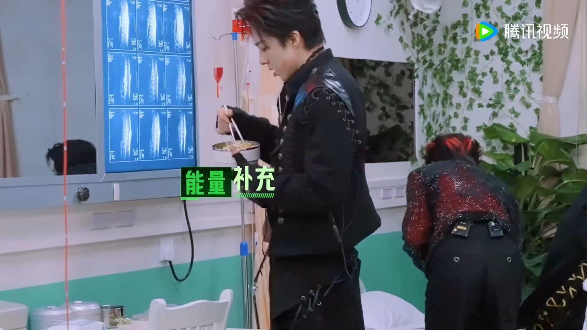 章若楠金靖看到刘宇宁张凌赫吃面的反应刘宇宁张凌赫把道具吃了开始推理吧互动细节很