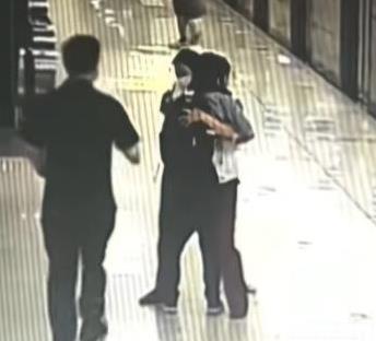 “太感动了！”湖北一女乘客下地铁时，突然感到身体不适，下车找到工作人员后，瞬间倒