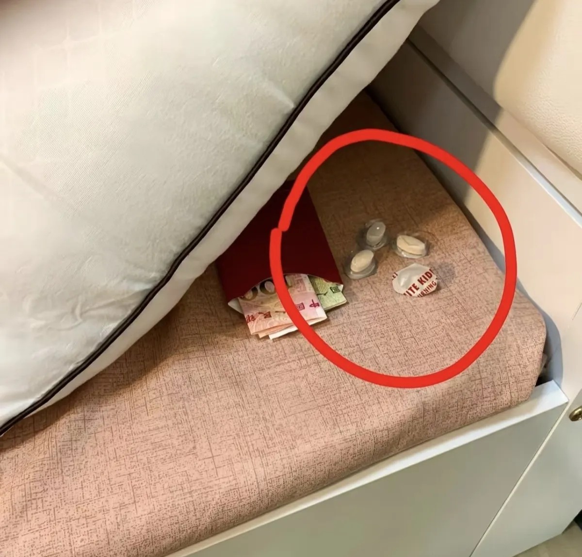 给女儿收拾床发现的，当妈的心如刀割……女儿最近忙的没时间收拾卧室，就让我收