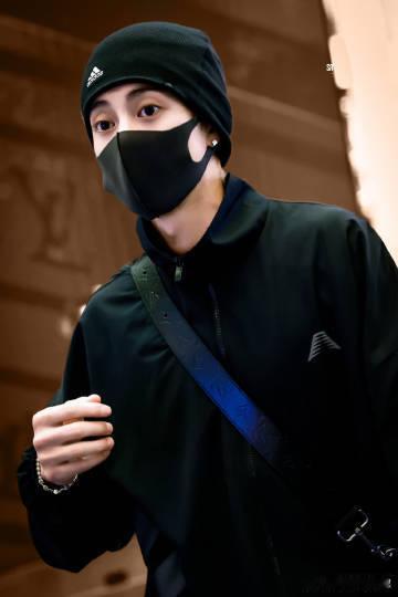 王鹤棣好长一条人王鹤棣气场出鞘，自带高级感气场爆棚，一身黑尽显型男魅力，出征NB