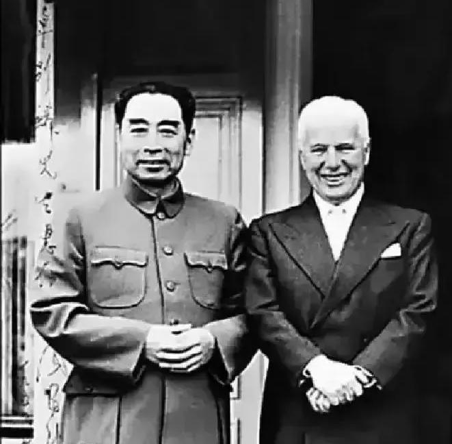 1954年，周总理宴请卓别林，卓别林指着桌子上的茅台道：“能送我一瓶吗？”周总理