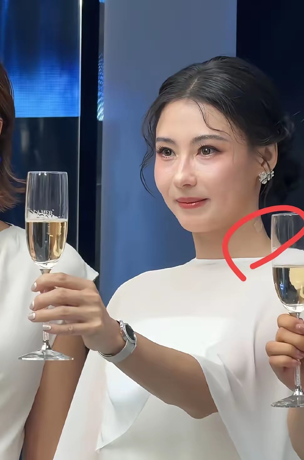 张柏芝的脖子上面，你发现了没有？​居然有一个小补丁，这是贴了什么吗？我还从来没有见过这种的，是不是那