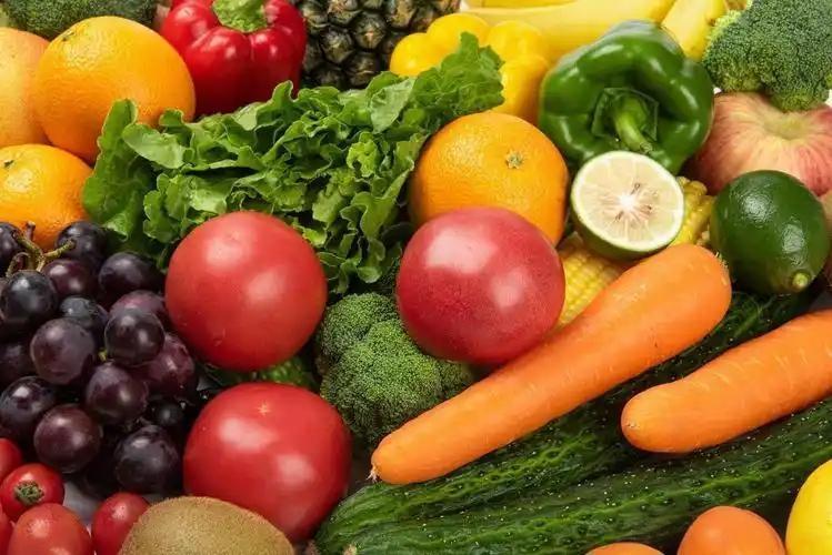 天然“抗衰”成分主要藏在两类食物中：一是红、橙、黄等蔬果及深色蔬菜，如胡萝卜、西