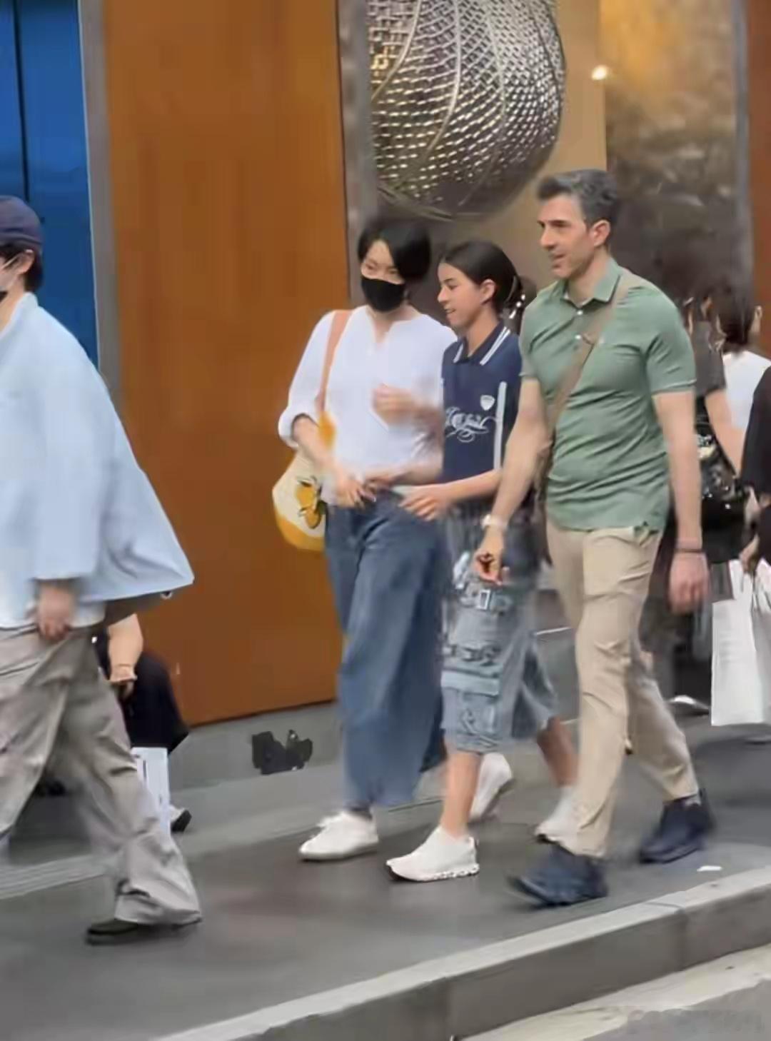 梁咏琪一家三口走在上海安福路街头，11岁混血女儿和妈妈一般高！
