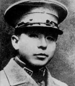 1938年除夕，在郴州幽禁的张学良无聊之余，和看管他的十几个特务在饭厅里推牌九玩