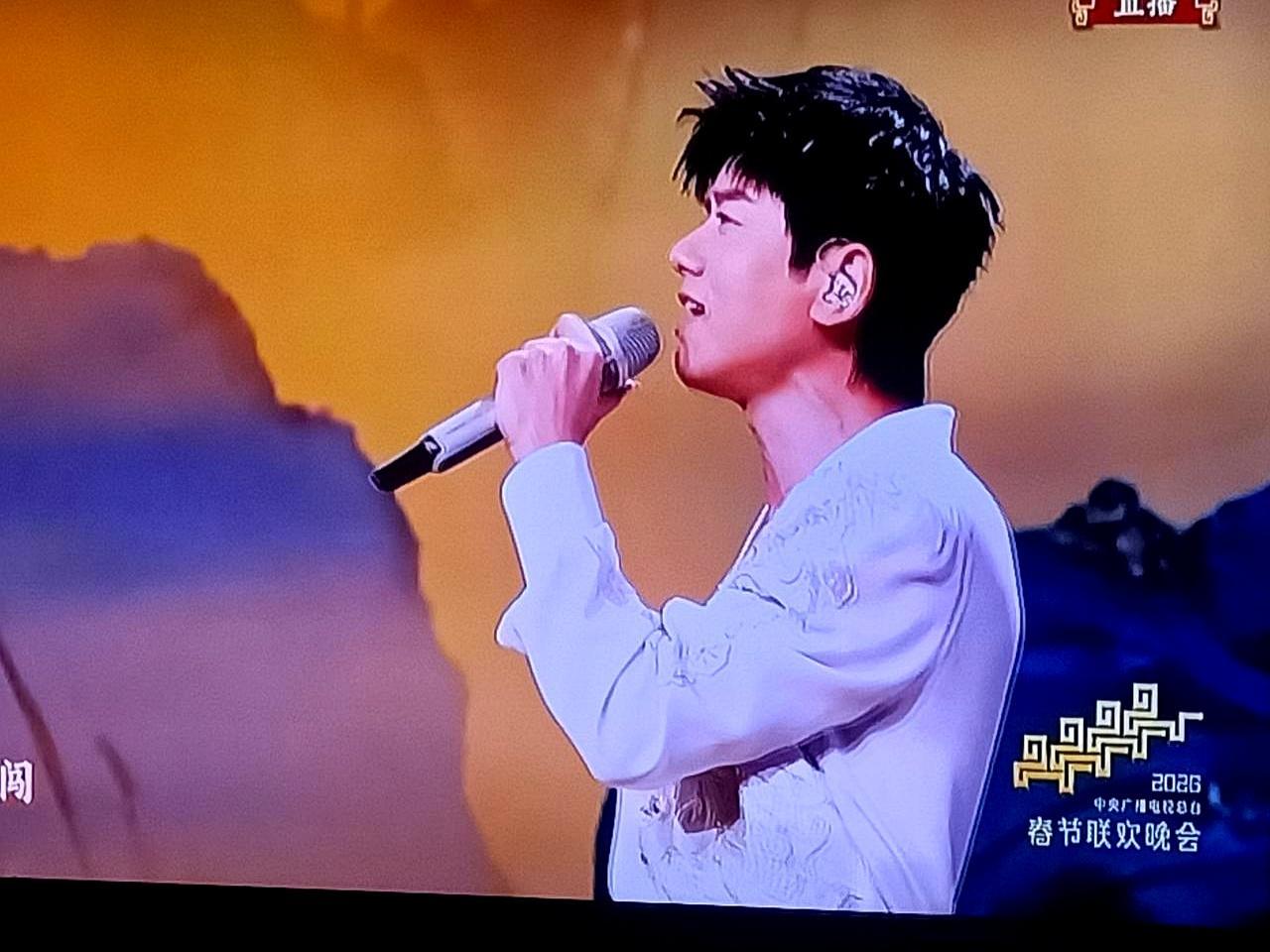 她表面疯癫，选的伴侣和朋友却一个比一个牛。2026年春晚，张杰独唱《驭风歌