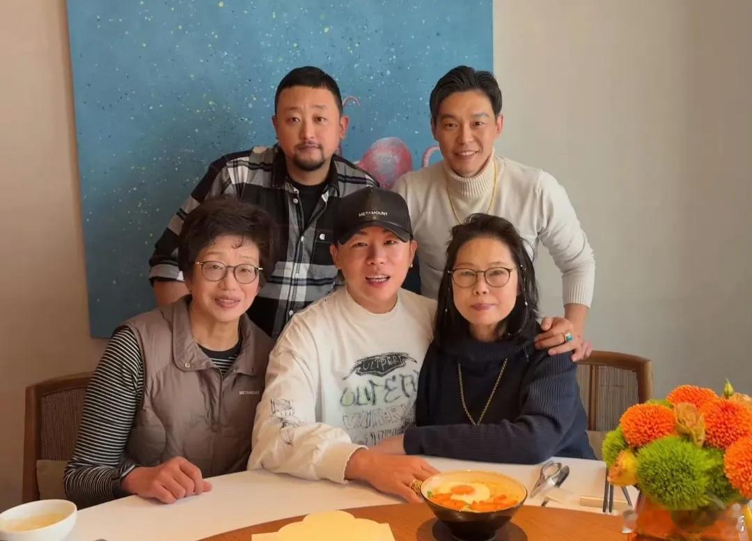 歌手胡彦斌晒合照为自己妈妈庆祝生日，说祝妈妈生日快乐、身体健康，每天都开心。照片