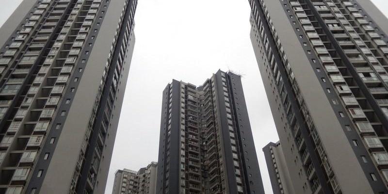 敢不敢打个赌？下一波要是再有人闭眼冲楼市高位接盘，解套的时间绝对比现在这批人长一