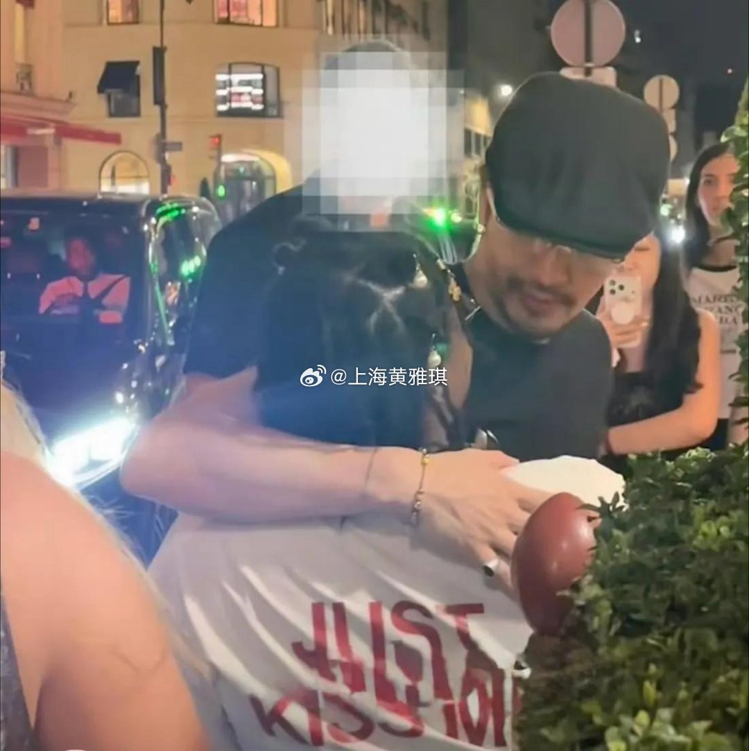 王嘉尔亲吻粉丝巴黎街头偶遇名场面！王嘉尔主动拥抱粉丝，送上礼节性脸颊吻，画面温柔